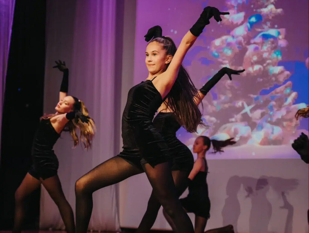 Dansere i sort på scenen
